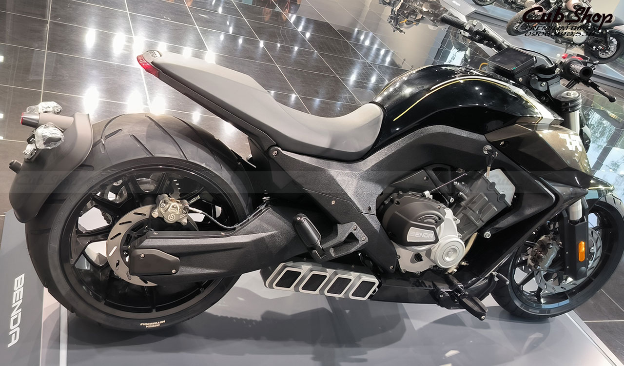 Moto-phan-khoi-lon-benda-lfc700-2023