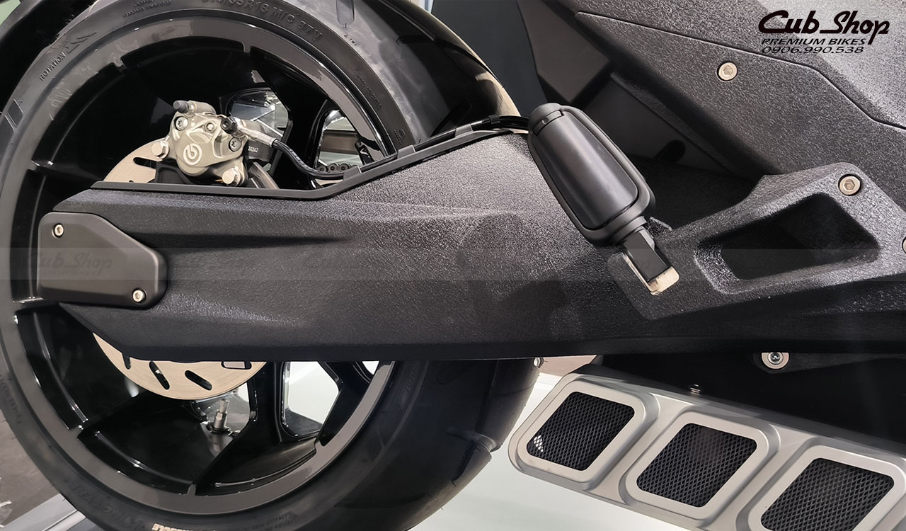 Moto-phan-khoi-lon-benda-lfc700-2023