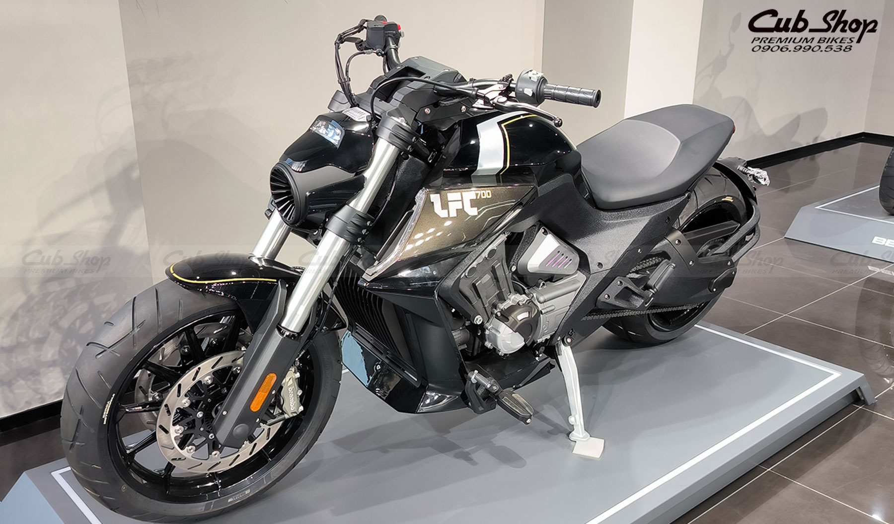 Moto-phan-khoi-lon-benda-lfc700-2023