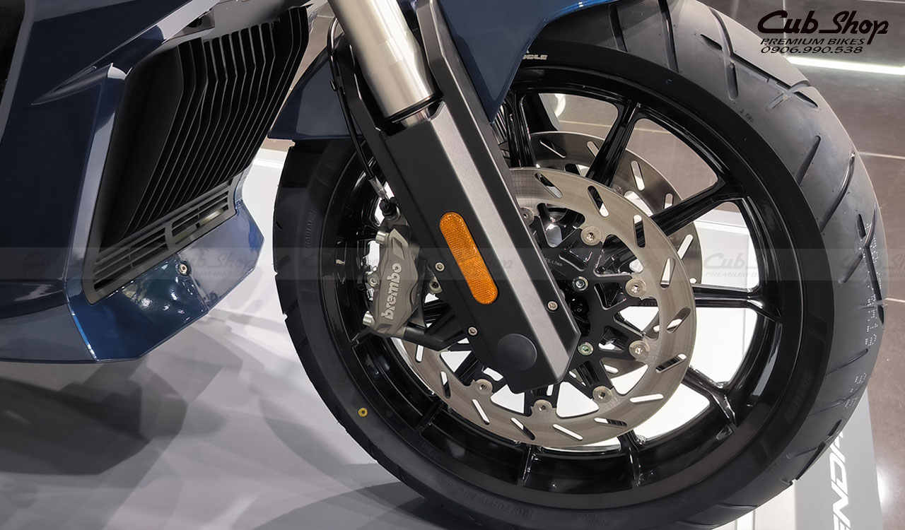 Moto-phan-khoi-lon-benda-lfc700-2023