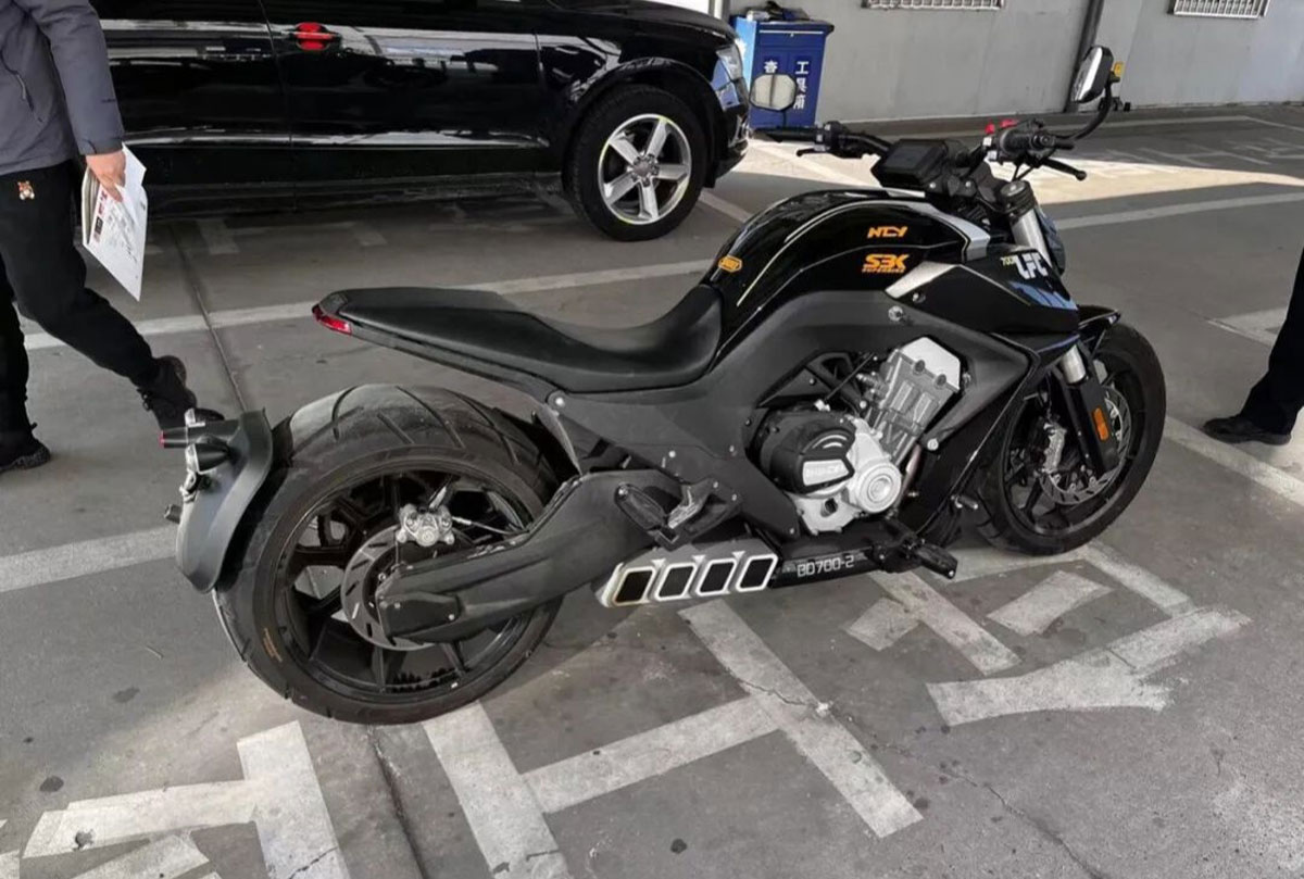 Moto-phan-khoi-lon-benda-lfc700-2023