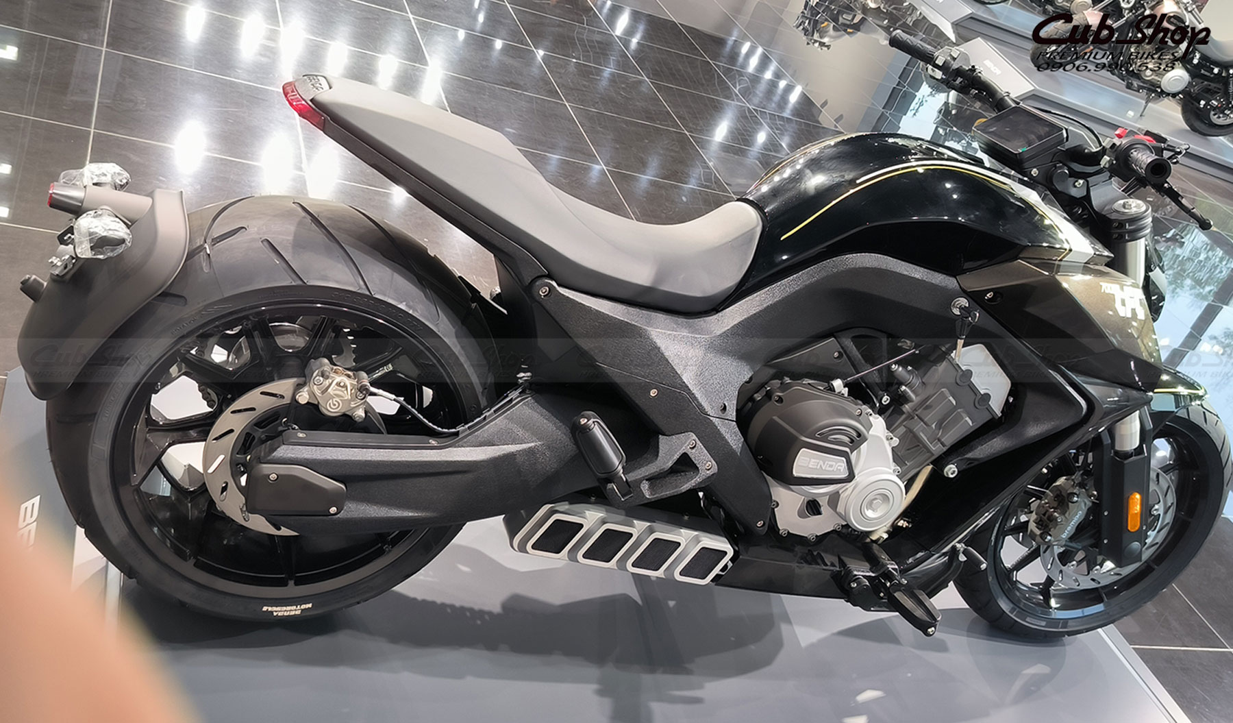 Moto-phan-khoi-lon-benda-lfc700-2023