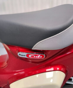 Yên xe rời êm ái (bình xăng phía dưới yên) bên hông xe có logo Super Cub tinh tế và đẳng cấp