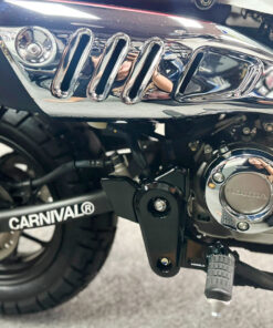 Monkey Carnival lắp ống xả vắt ngang, đặt thấp hơn yên và có ốp bảo vệ.