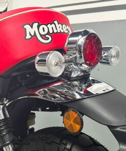 Đèn hậu và xi nhan sử dụng LED, yên xe có logo monkey phía sau cá tính